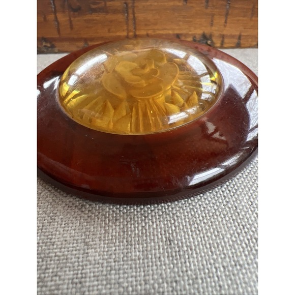 VINTAGE ART DECO REVERSE CARVED APPLE JUICE BLACK BAKELITE FLOWER BROOCH - Picture 2 of 13